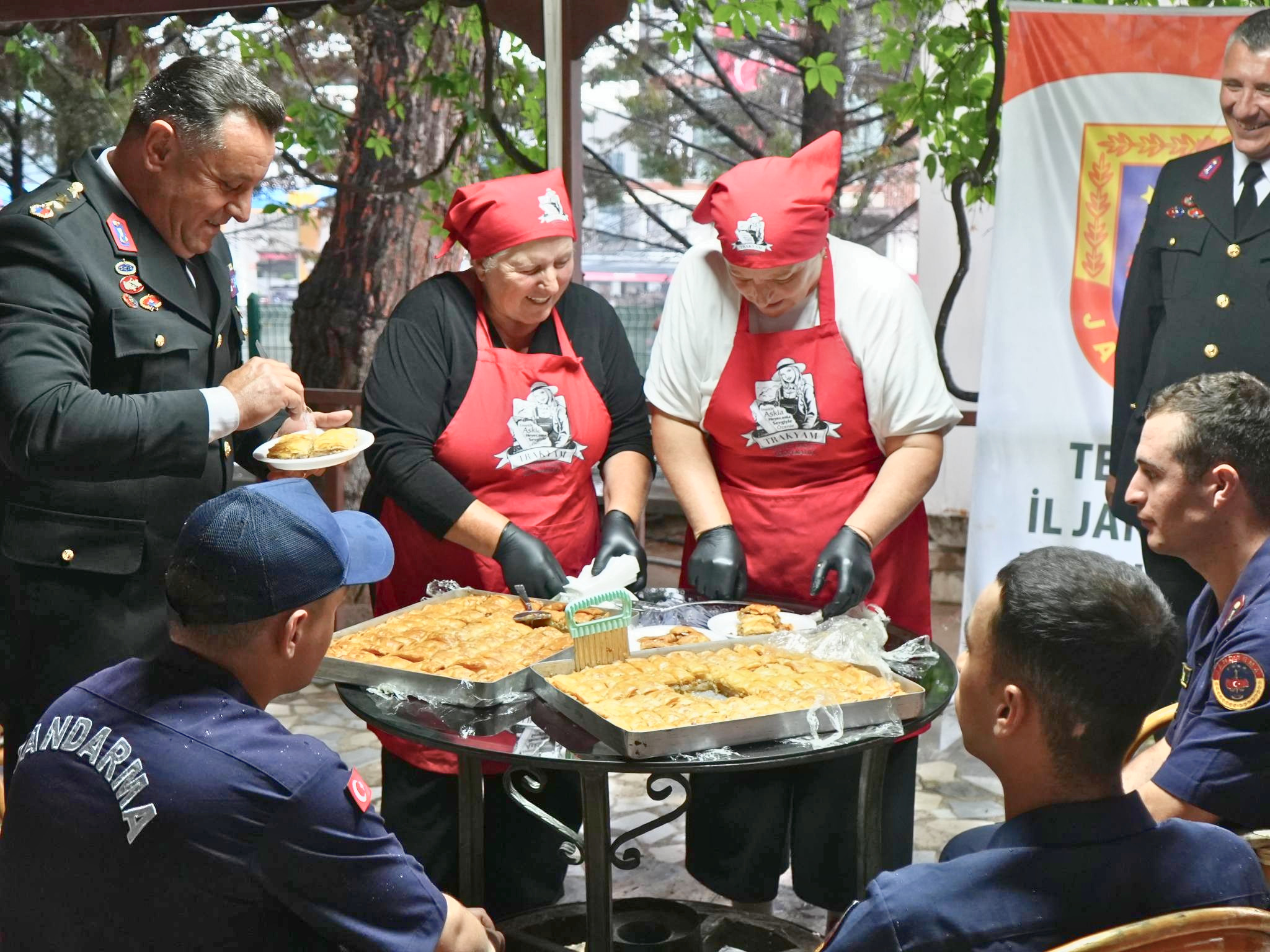 TRAKYA’NIN ÜRETEN KADINLARINDAN MEHMETÇİĞE BAYRAM BAKLAVASI