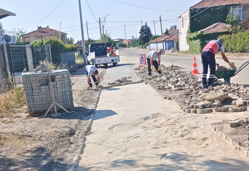 ERGENE’DE VAKIFLAR MAHALLESİ’NİN YOLLARI YENİLENDİ