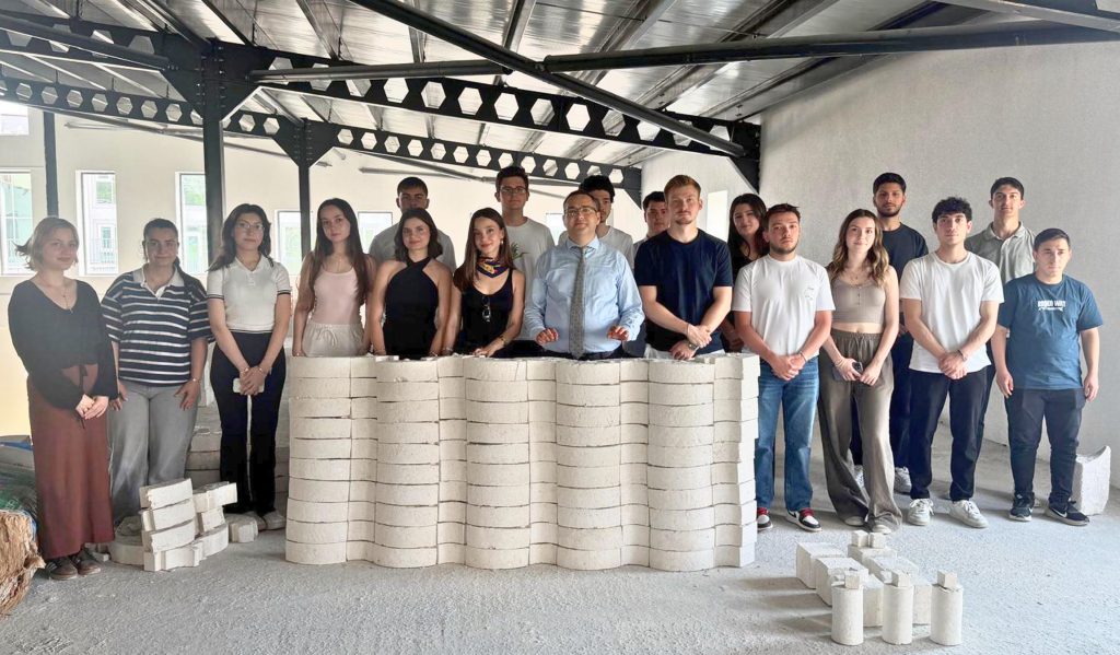 NKÜ’DE AKADEMİSYEN VE ÖĞRENCİLER, SÜRDÜRÜLEBİLİR VE EKOLOJİK YAPI MALZEMESİ ÜRETTİ