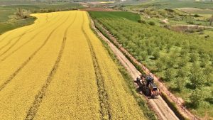 BÜYÜKŞEHİR BELEDİYESİ 100 MAHALLENİN TARLA YOLUNU YENİLEDİ